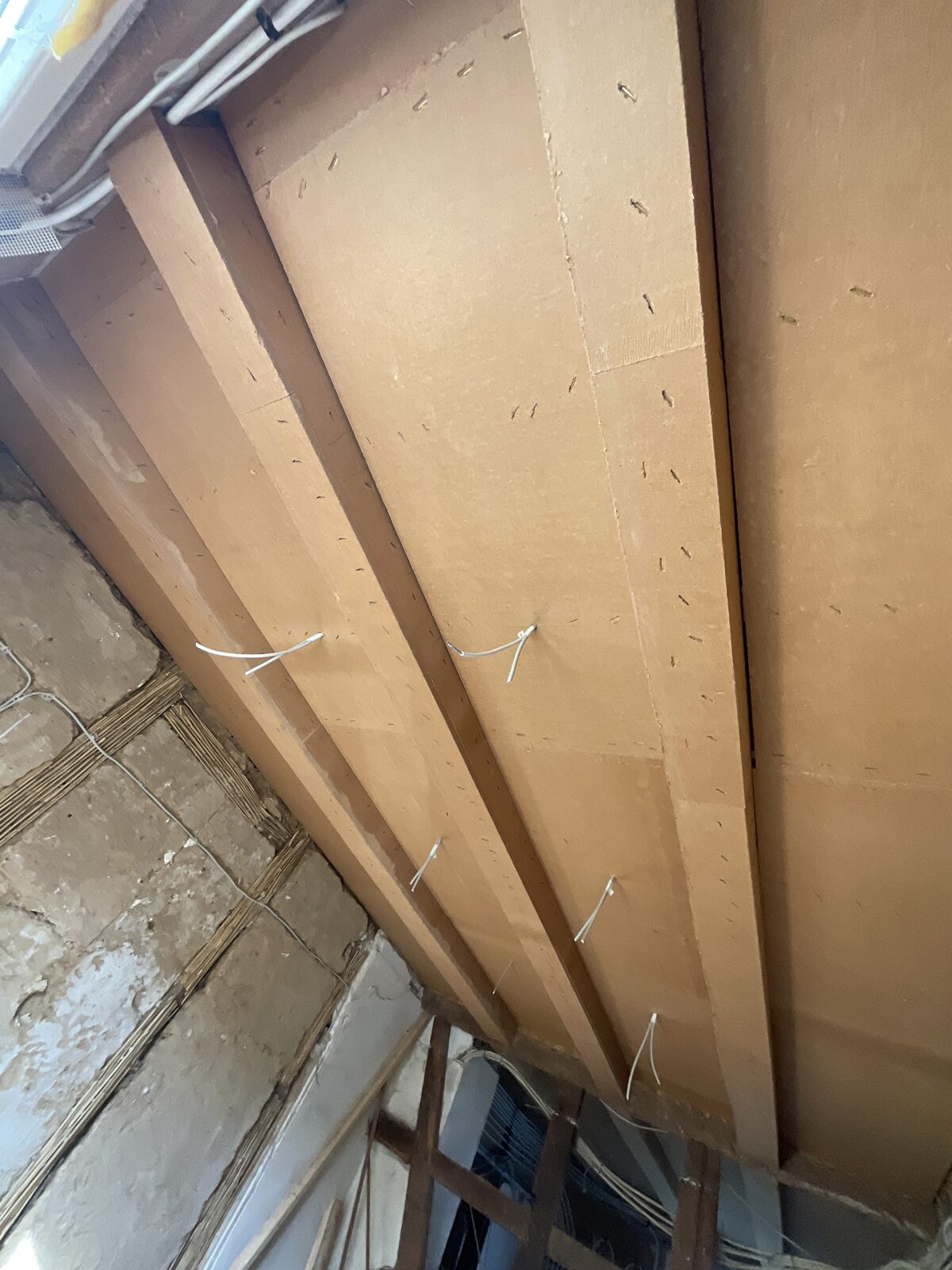 Kölner Decke mit neuem Putzträger aus Holzweichfaserplatten
