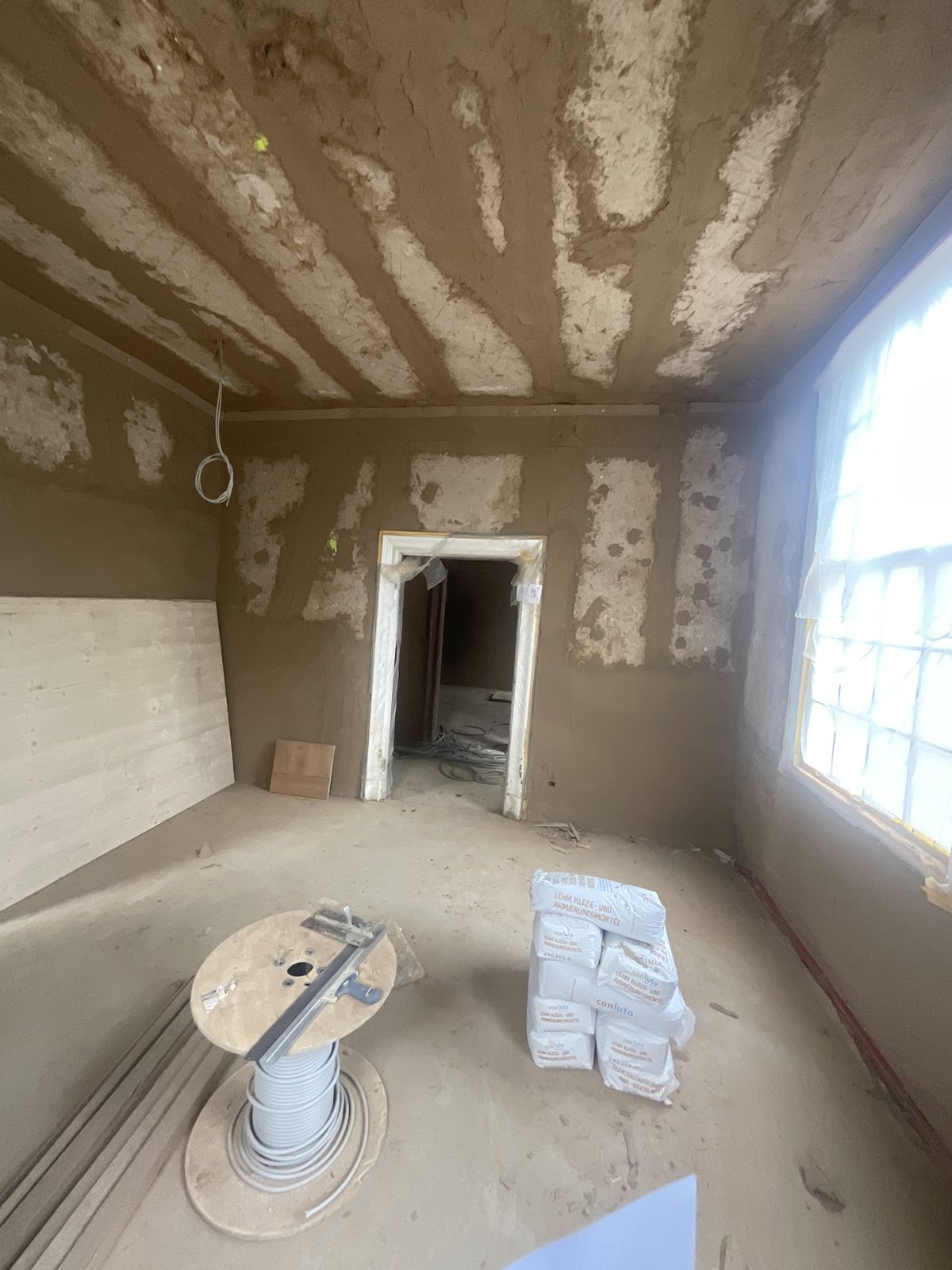 Beiputzen von Fehlstellen und Leitungsschlitzen mit Lehmunterputz