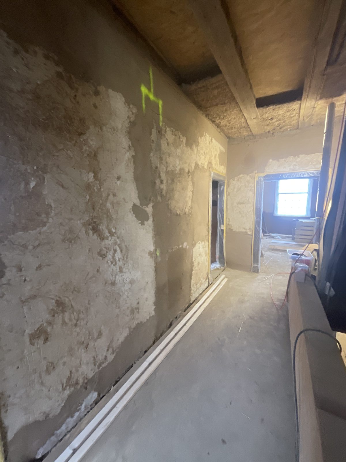 Beiputz Wände Beiputz an den Wänden im Dachgeschoss