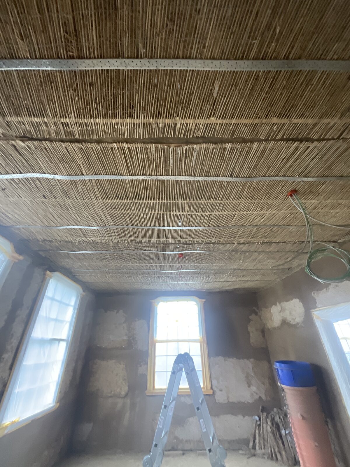 Sicherung der Bestandsstakendecke mit Schilfrohr und Rispenband Sicherung der Bestandsstakendecke mit Schilfrohr und Rispenband