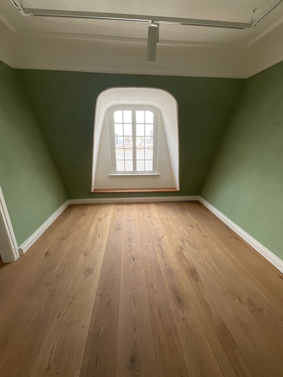 Fertige Fensternische mit Kalkglätte und Eichenfensterbank