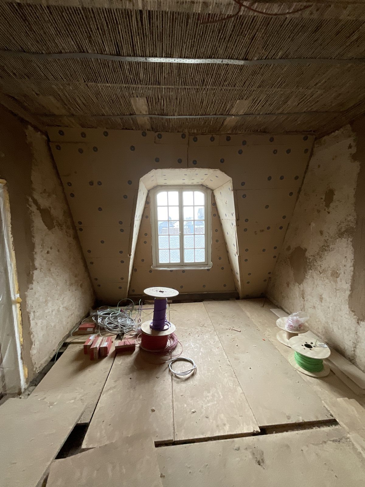 Gaube mit Innendämmung aus Holzweichfaserplatten vor dem Lehmputz