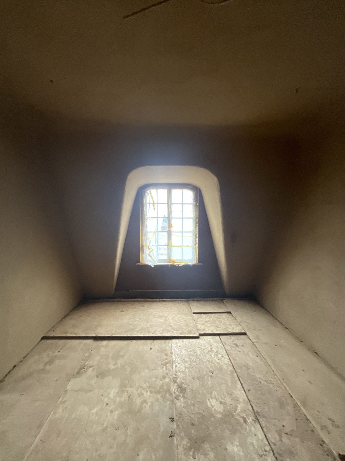 Gaube nach dem Unterputz Gaube nach dem Verputzen mit Lehmunterputz