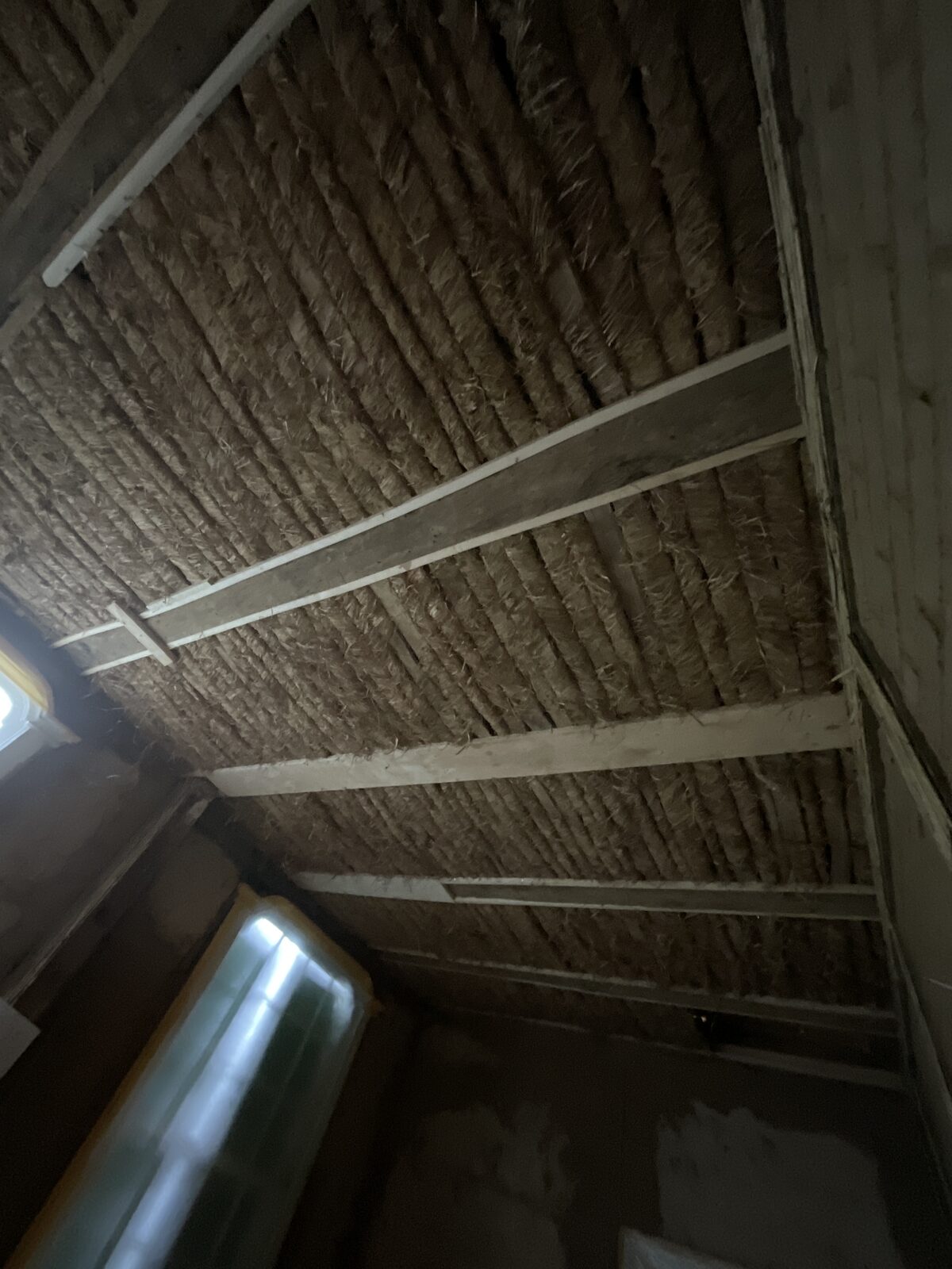 Lehmstakung aufgehängt an eingekeilter Schalung