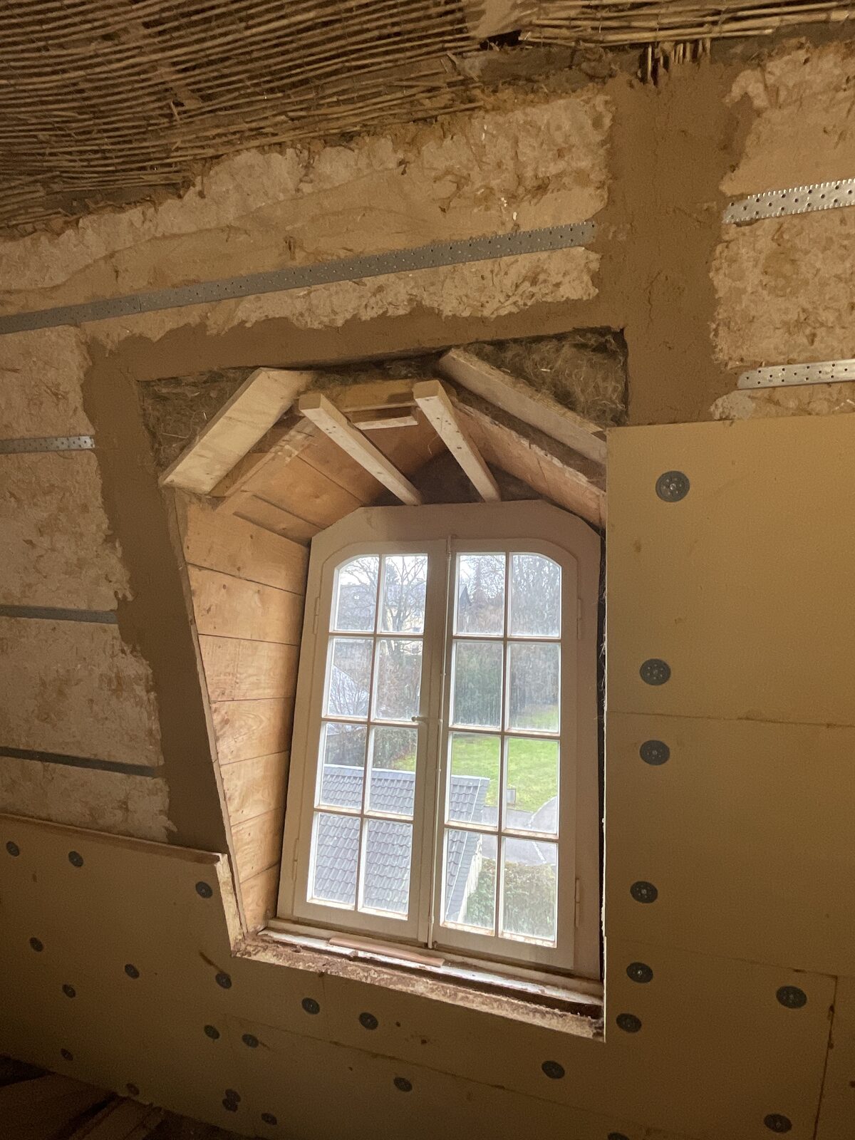 Innendämmung im Dachgeschoss mit 50mm Holzweichfaserplatten Innendämmung im Dachgeschoss mit 50mm Holzweichfaserplatten
