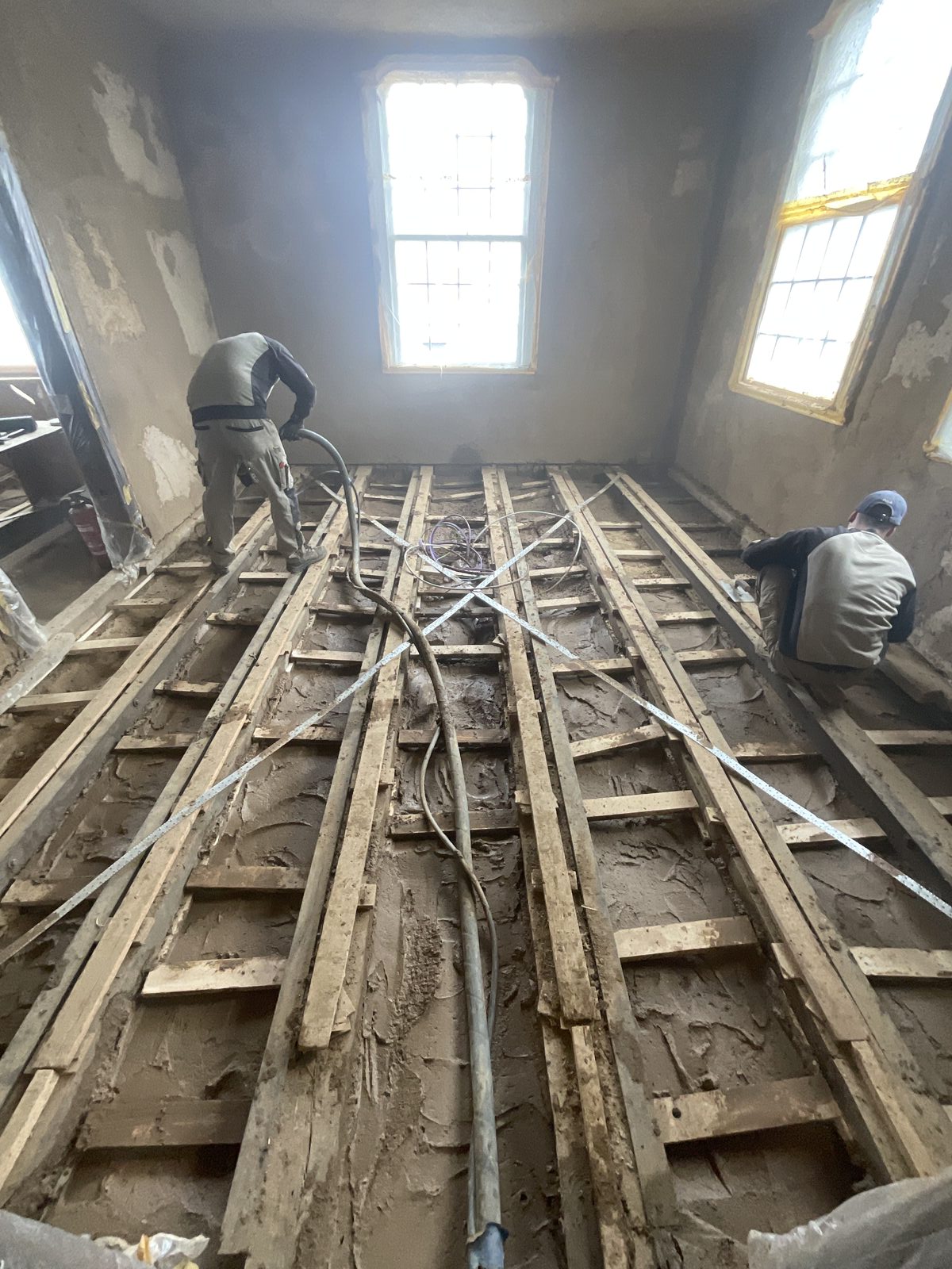 Aufsprühen des Lehmputzes mit der Putzmaschine Aufsprühen des Lehmputzes mit der Putzmaschine