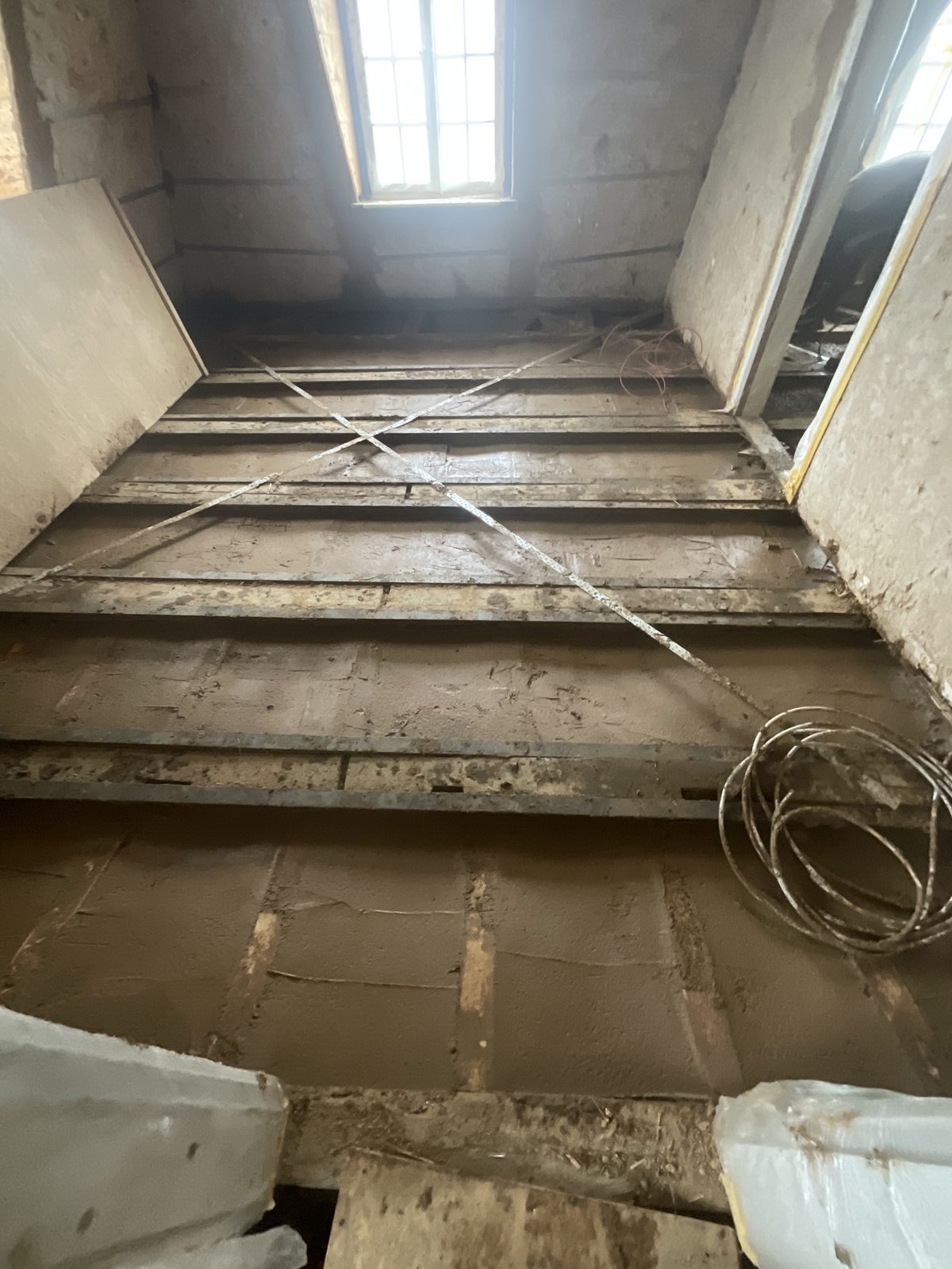 Lehmschicht für Schallschutz und Brandschutz Lehmschicht auf dem Boden für Schallschutz und Brandschutzüberdeckung