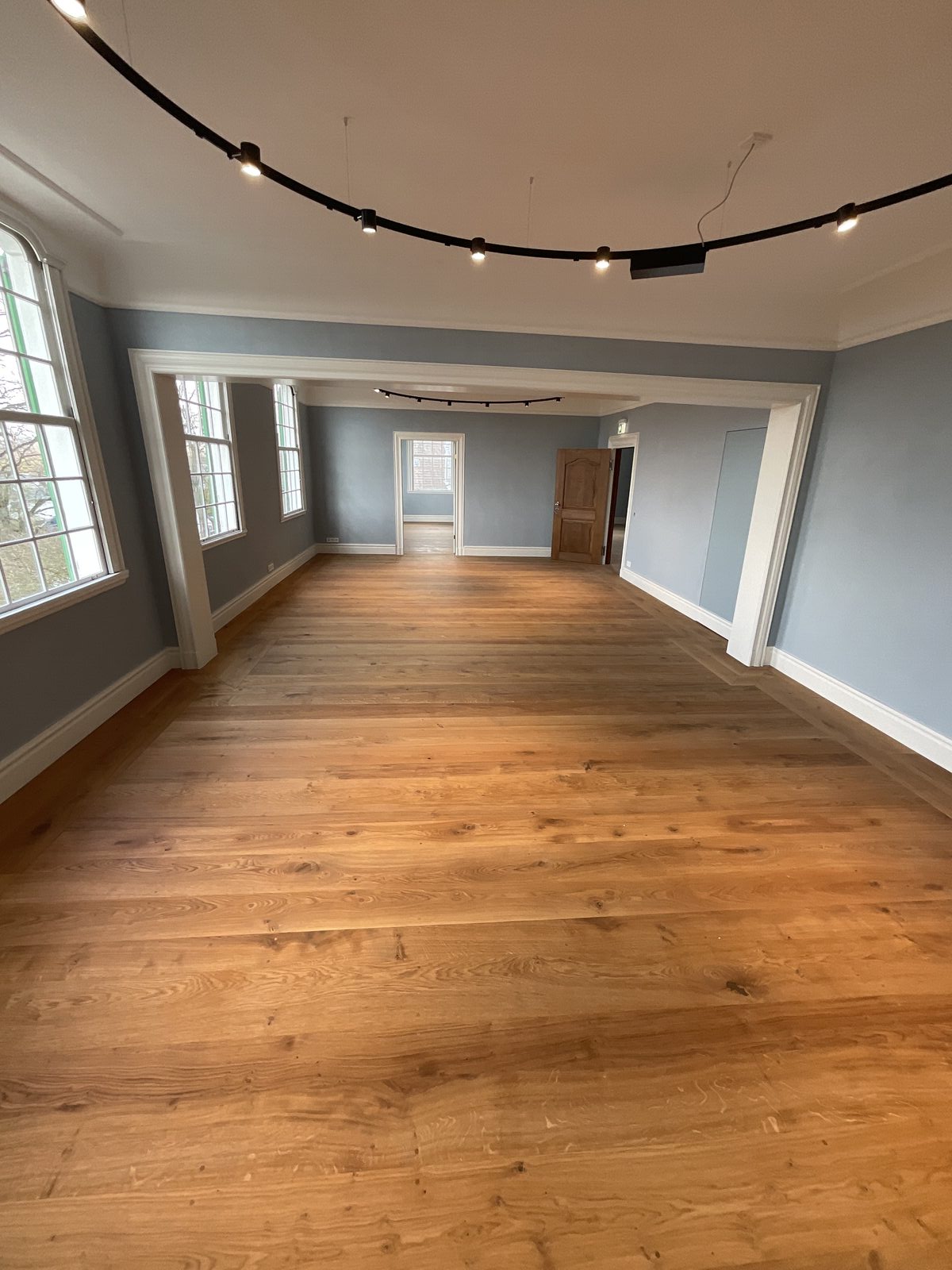 Großer Saal mit Kalkglätte und historischen Sprossenfenstern