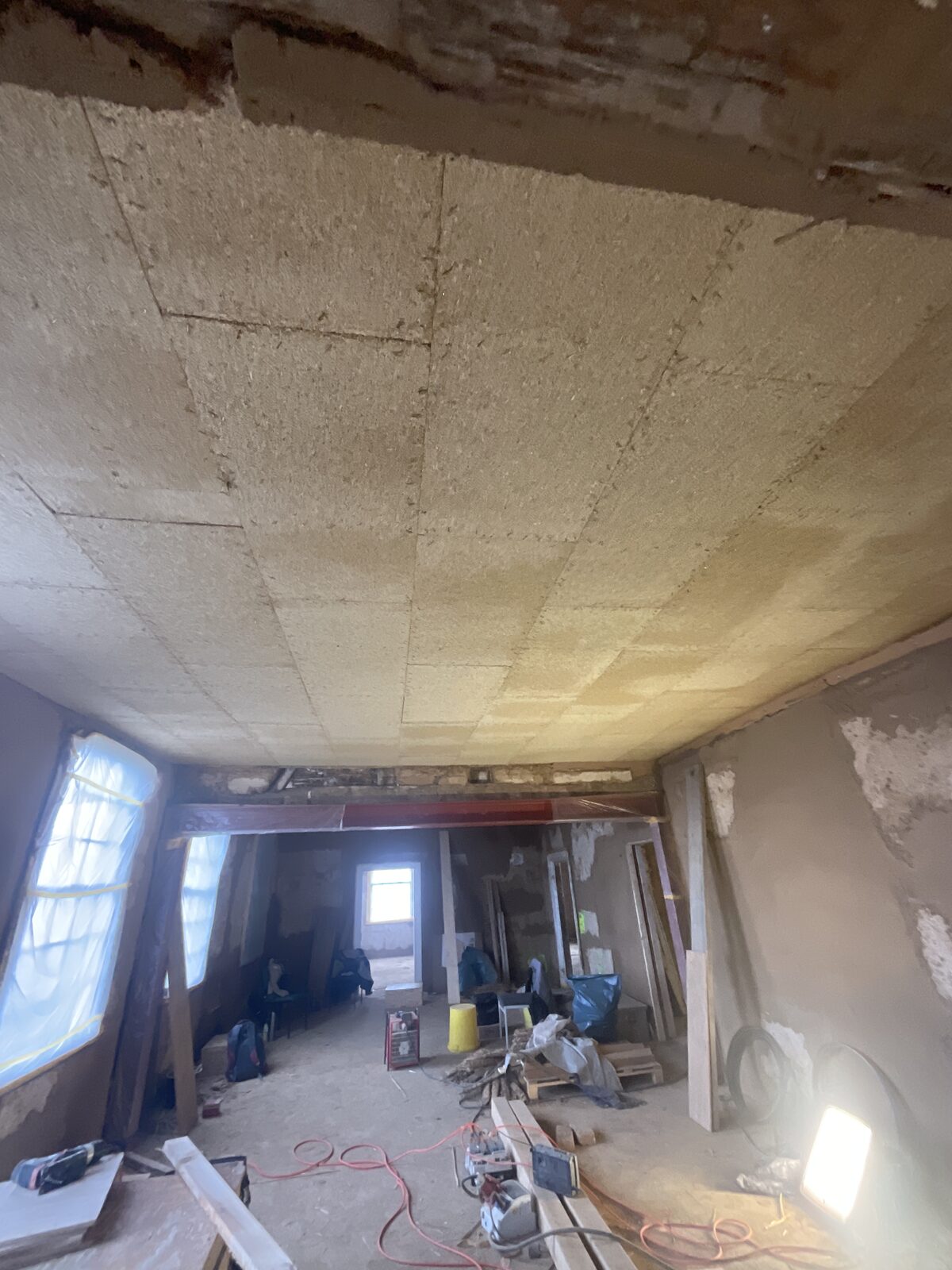 Saaldecke wurde mit Hanffaserputzträgerplatten abgehangen