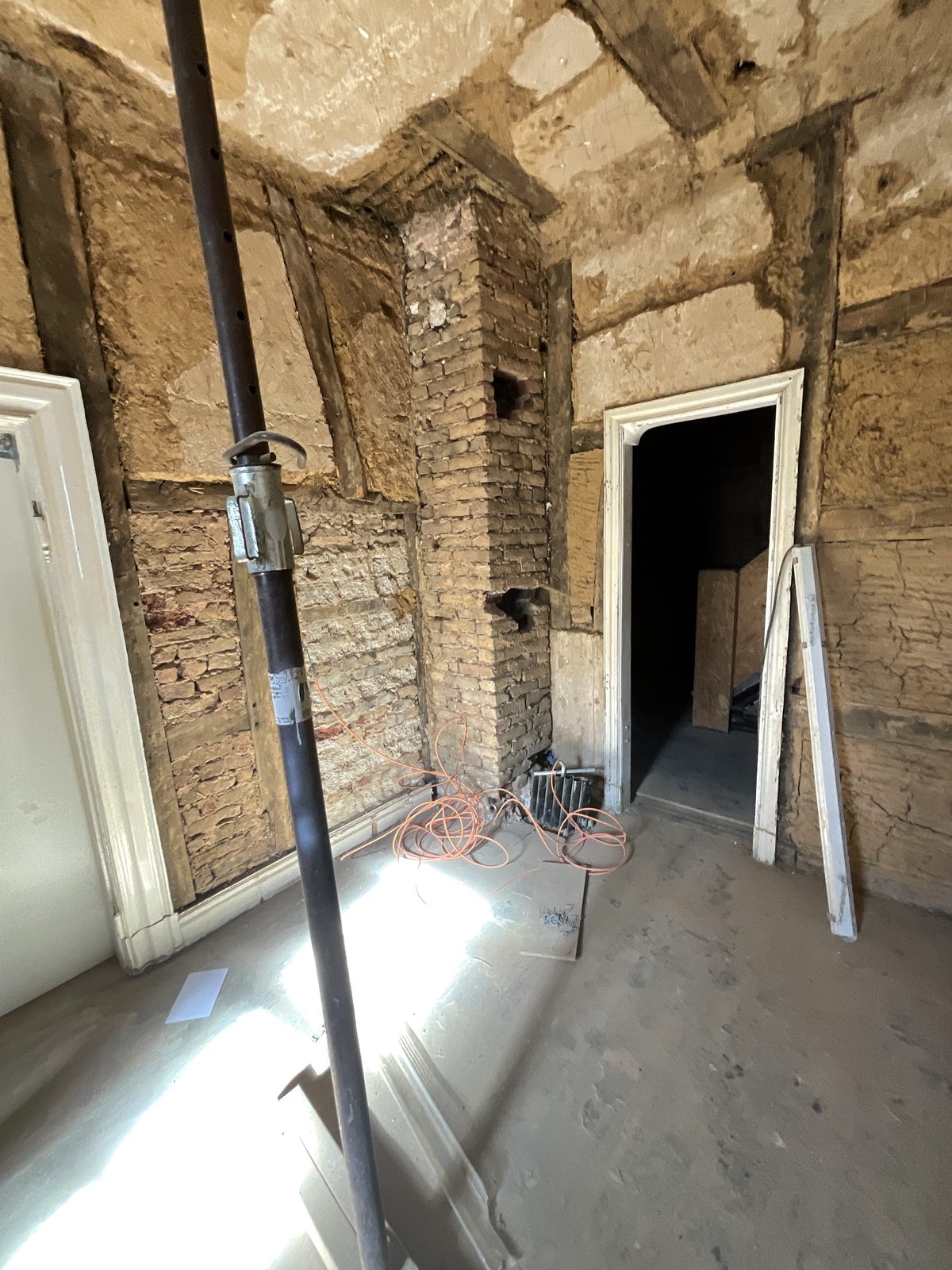 Wände vor der Sanierung – alte Putzschichten und freigelegtes Mauerwerk