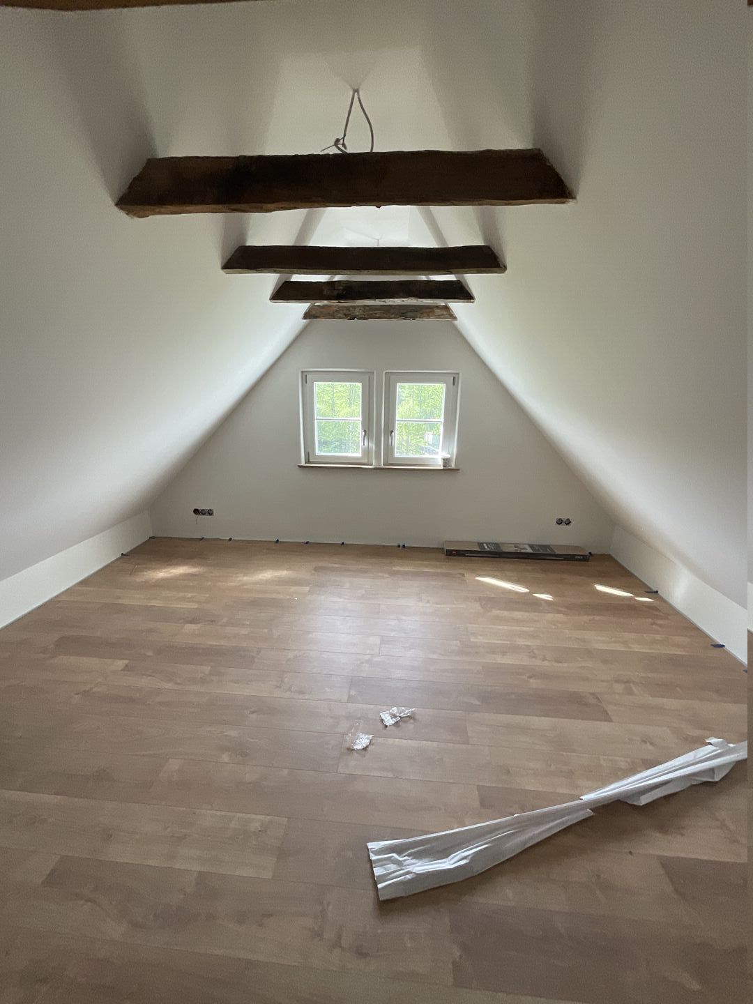 Fertiggestelltes Dachgeschoss gestrichen mit Lehmfarbe