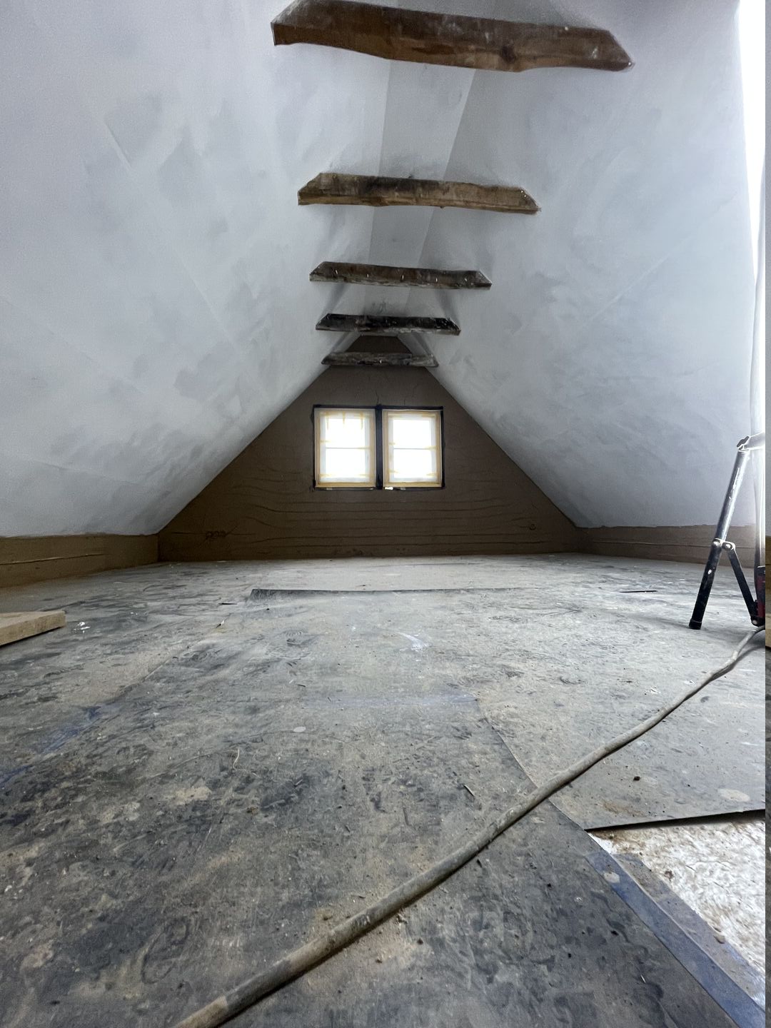 Trockenbau im Dachgeschoss nach dem ersten Anstrich
