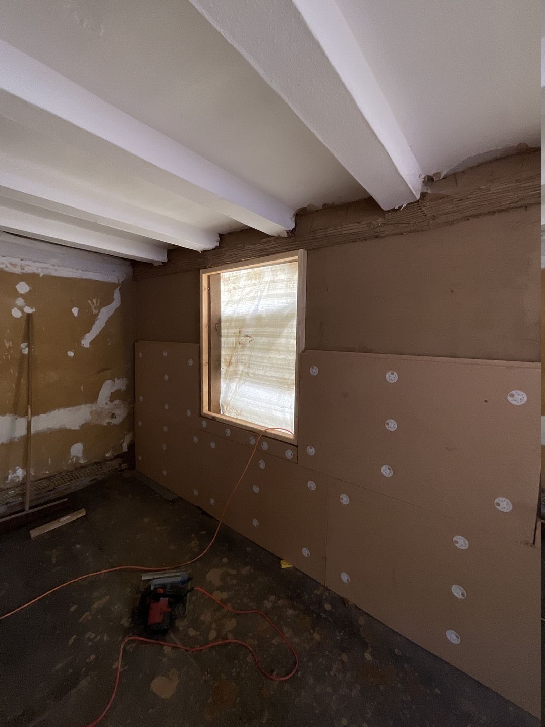 Vollflächige Auflage der Innendämmung aus Holzweichfaser