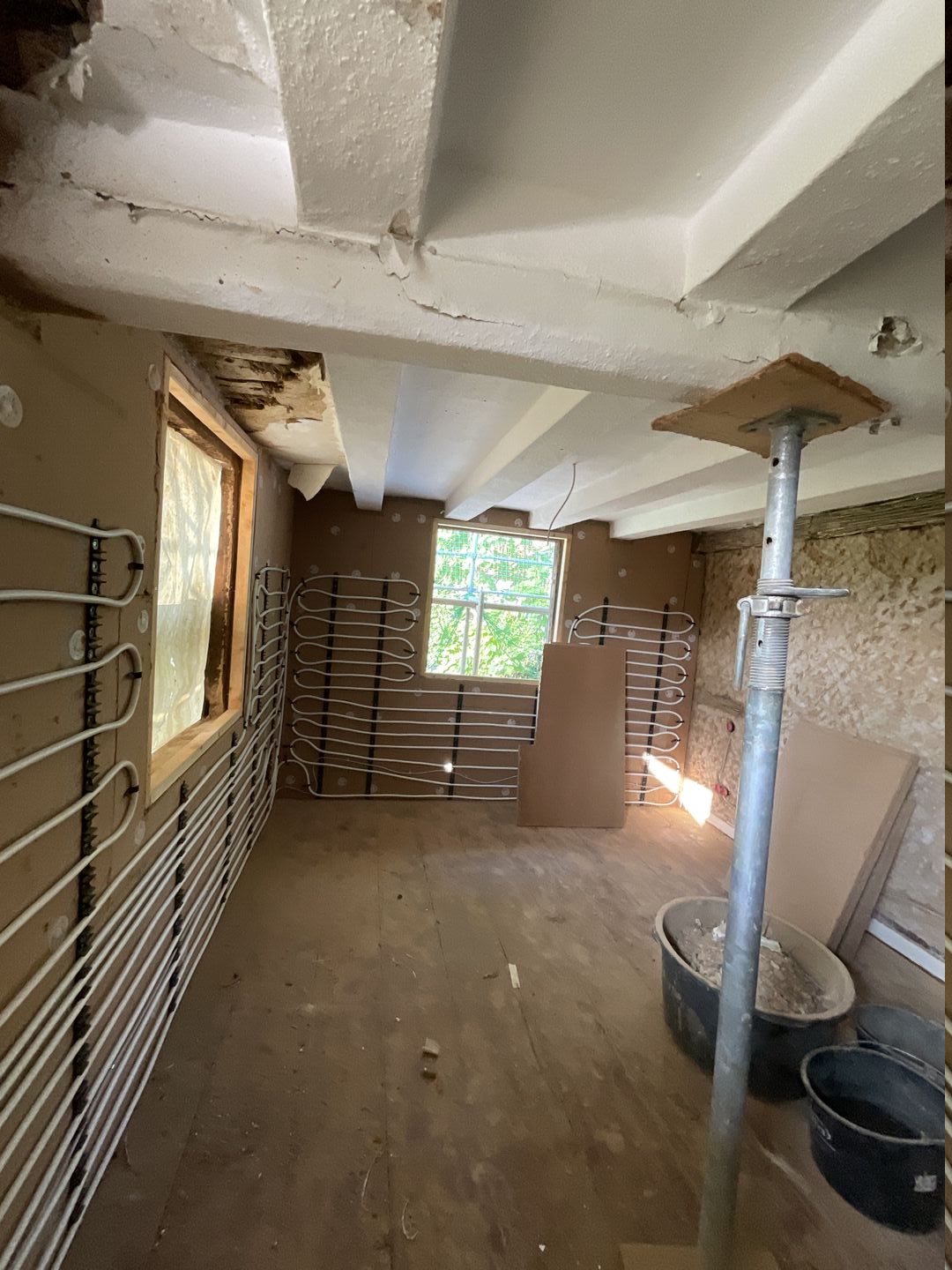 Installation der Wandflächenheizung Verlegte Wandflächenheizung auf Holzweichfaserplatten