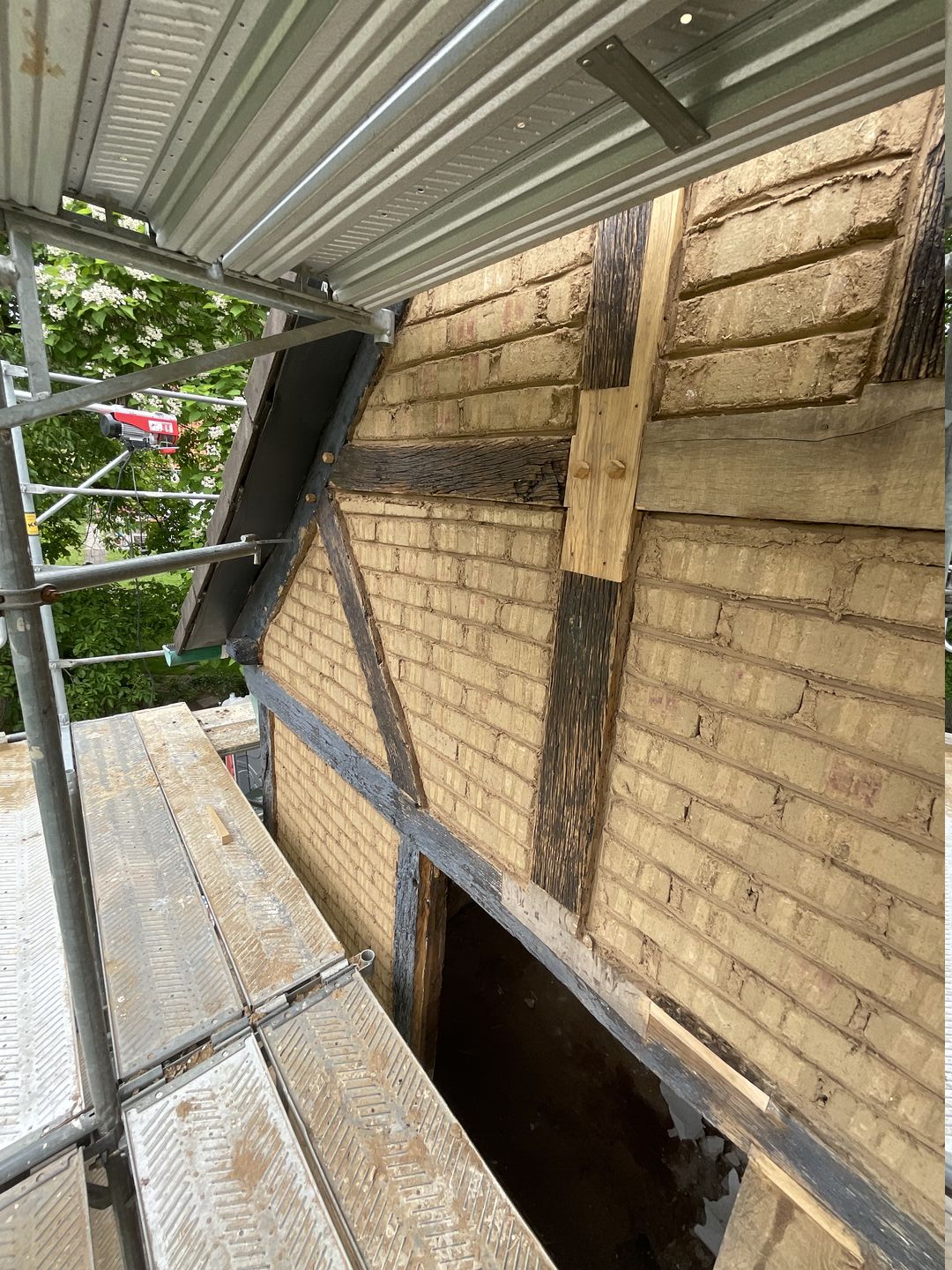 Fachmännisch reparierte Zapfenschlösser am Fachwerk