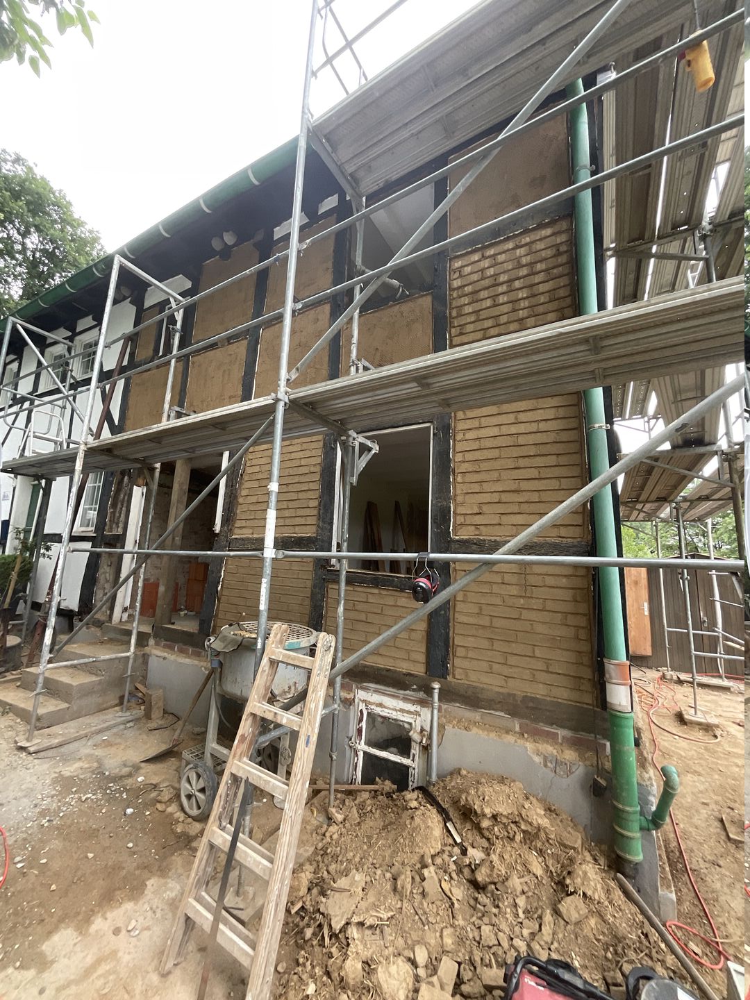 Restaurierte Fachwerkfassade Fassadenansicht der restaurierten und ausgefachten Fachwerk-Gefache