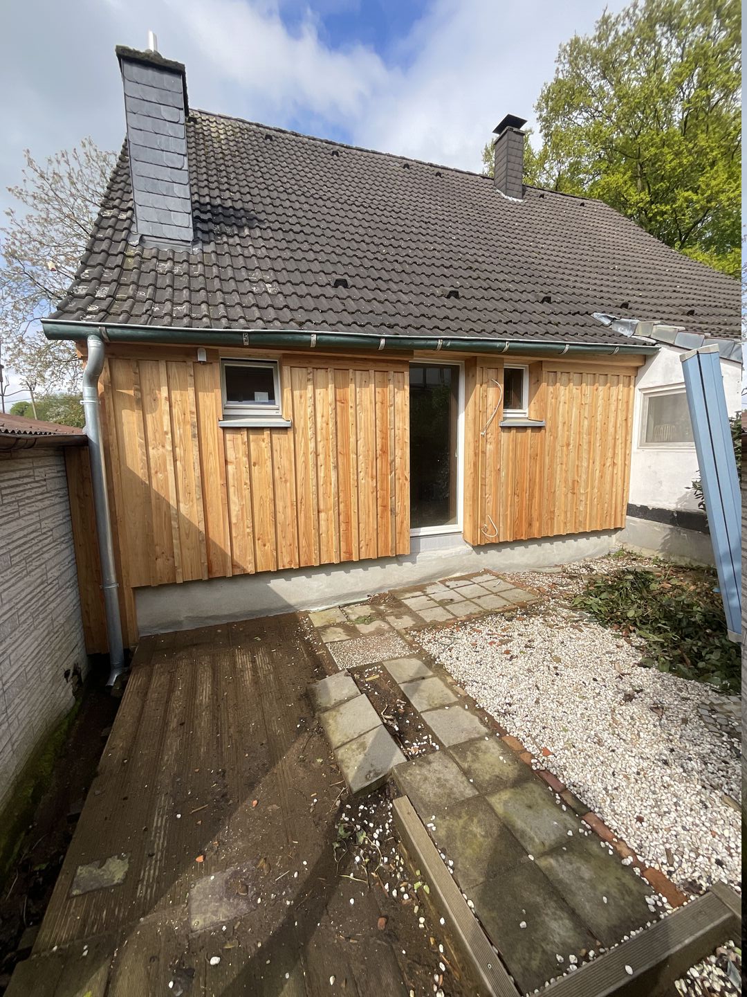 Fertiggestellter Anbau mit Holzfassade Fachwerkhaus Anbau Nachher - Lärchenholzfassade