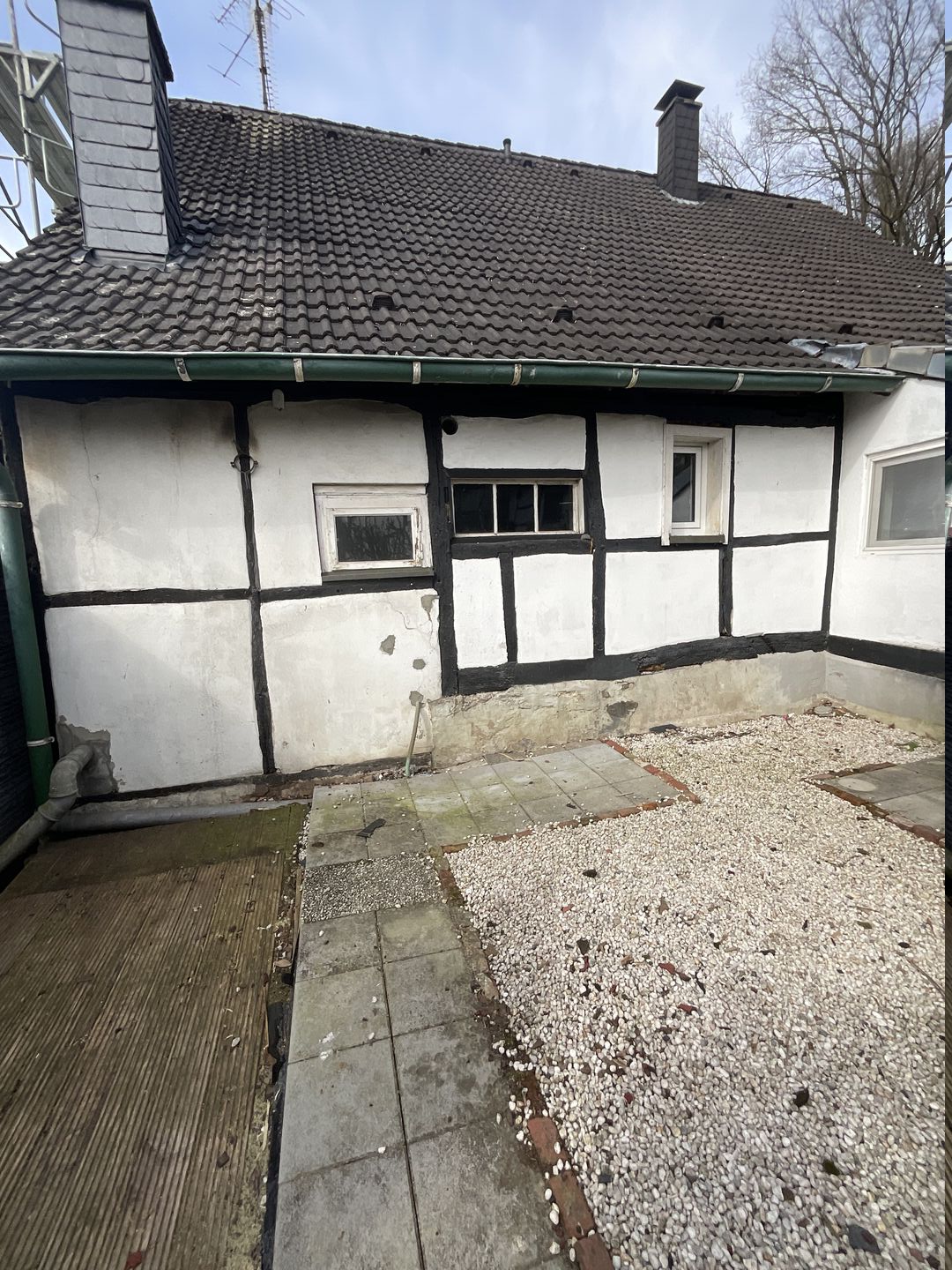 Zustand des Anbaus vor der Sanierung Fachwerkhaus Anbau Vorher - ungedämmte Fassade