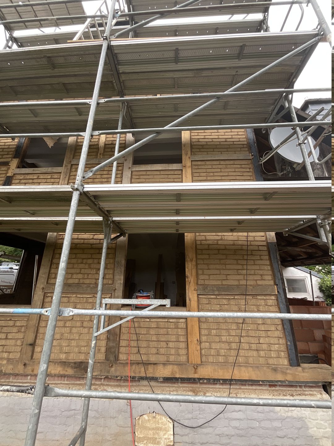 Eingerüstetes Fachwerkhaus während der Sanierungsphase