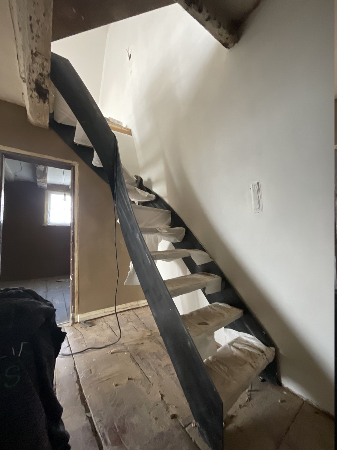 Viertelgewendelte Treppe zum Dachboden Neue gewendelte Treppe mit massiven Eichentrittstufen